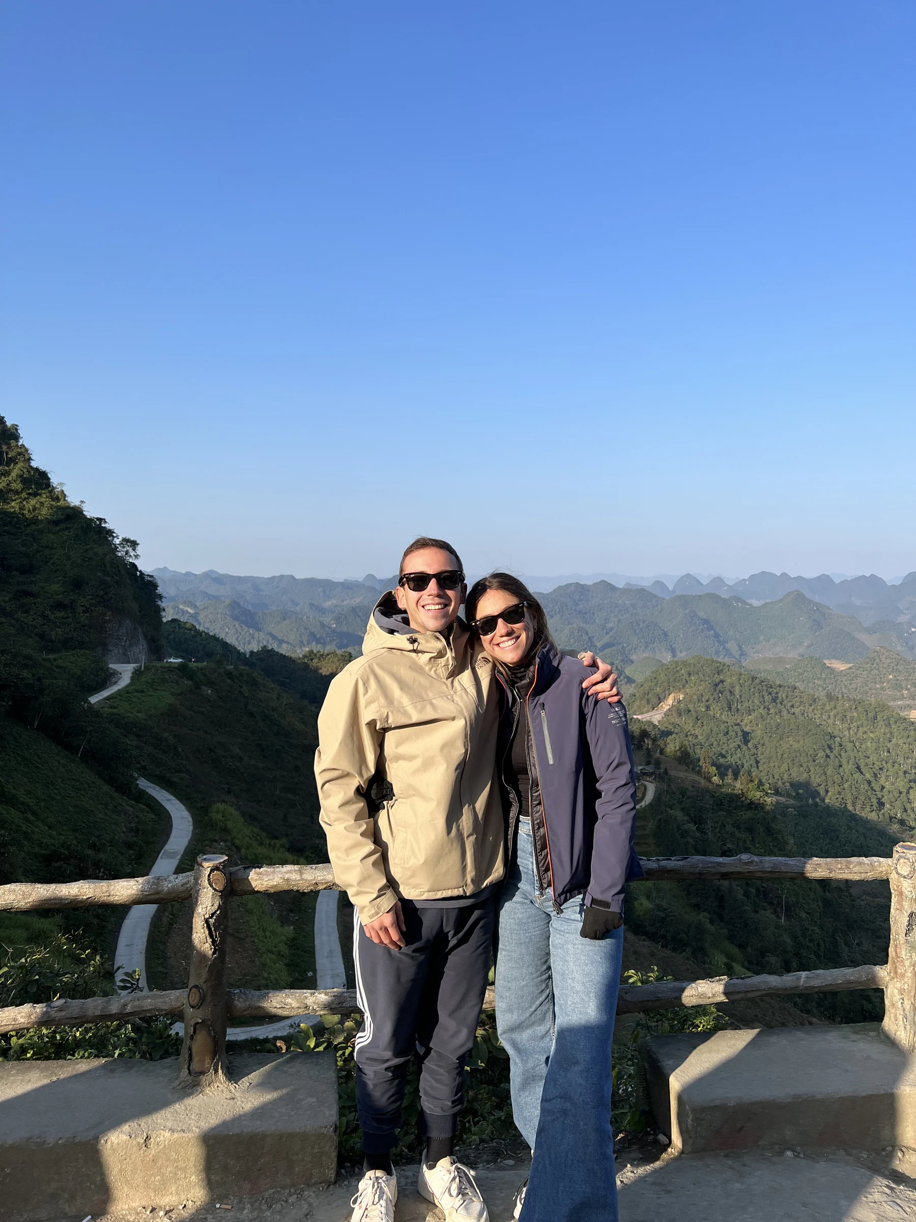 Jone y Alfonso juntos en un paisaje de montañas