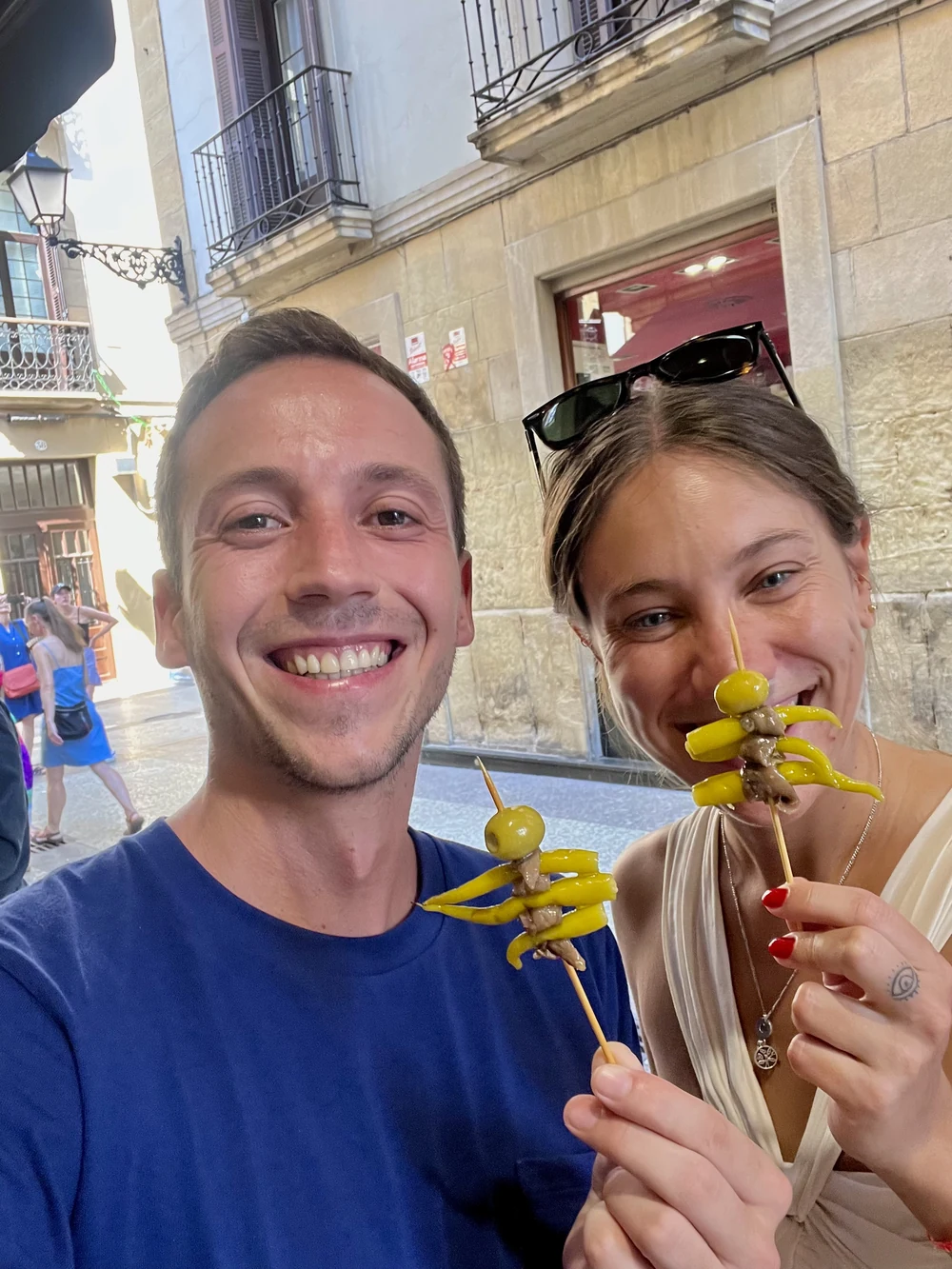 Jone y Alfonso disfrutando de unos pintxos en Donostia.